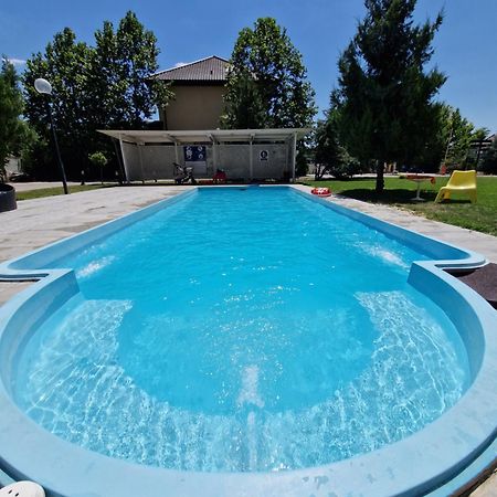 Airplane By Airport Residence أوتوبين المظهر الخارجي الصورة