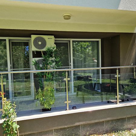 Airplane By Airport Residence أوتوبين المظهر الخارجي الصورة