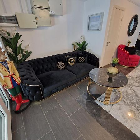 Airplane By Airport Residence أوتوبين المظهر الخارجي الصورة