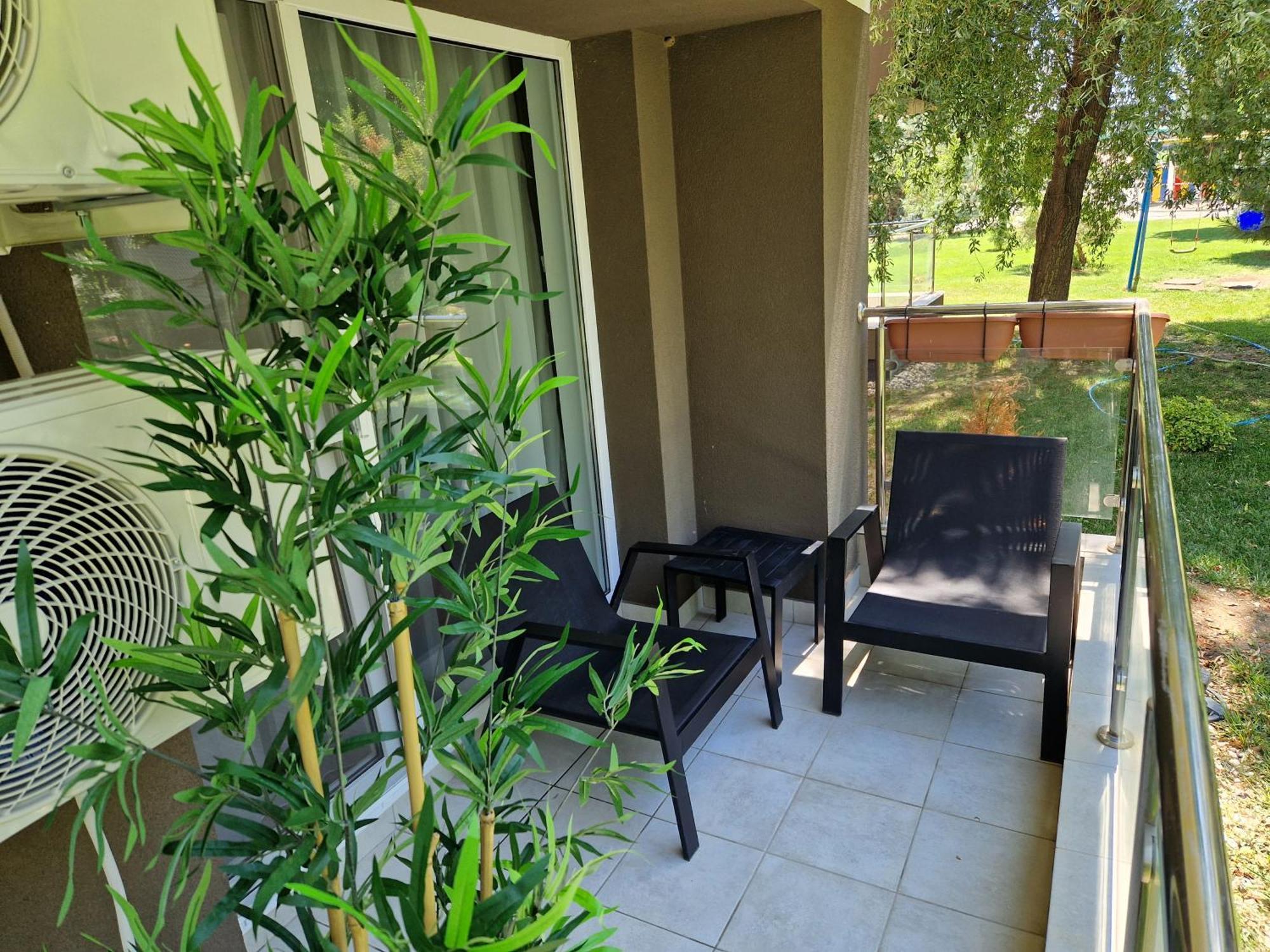 Airplane By Airport Residence أوتوبين المظهر الخارجي الصورة
